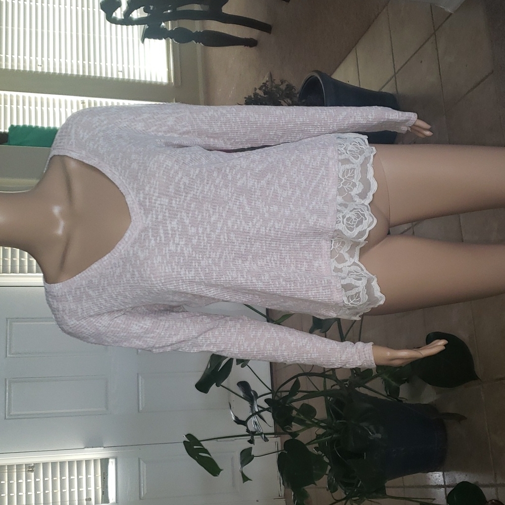 Jessica Simpson M ribbed vneck clouds floating by pattern scalloped lace trim